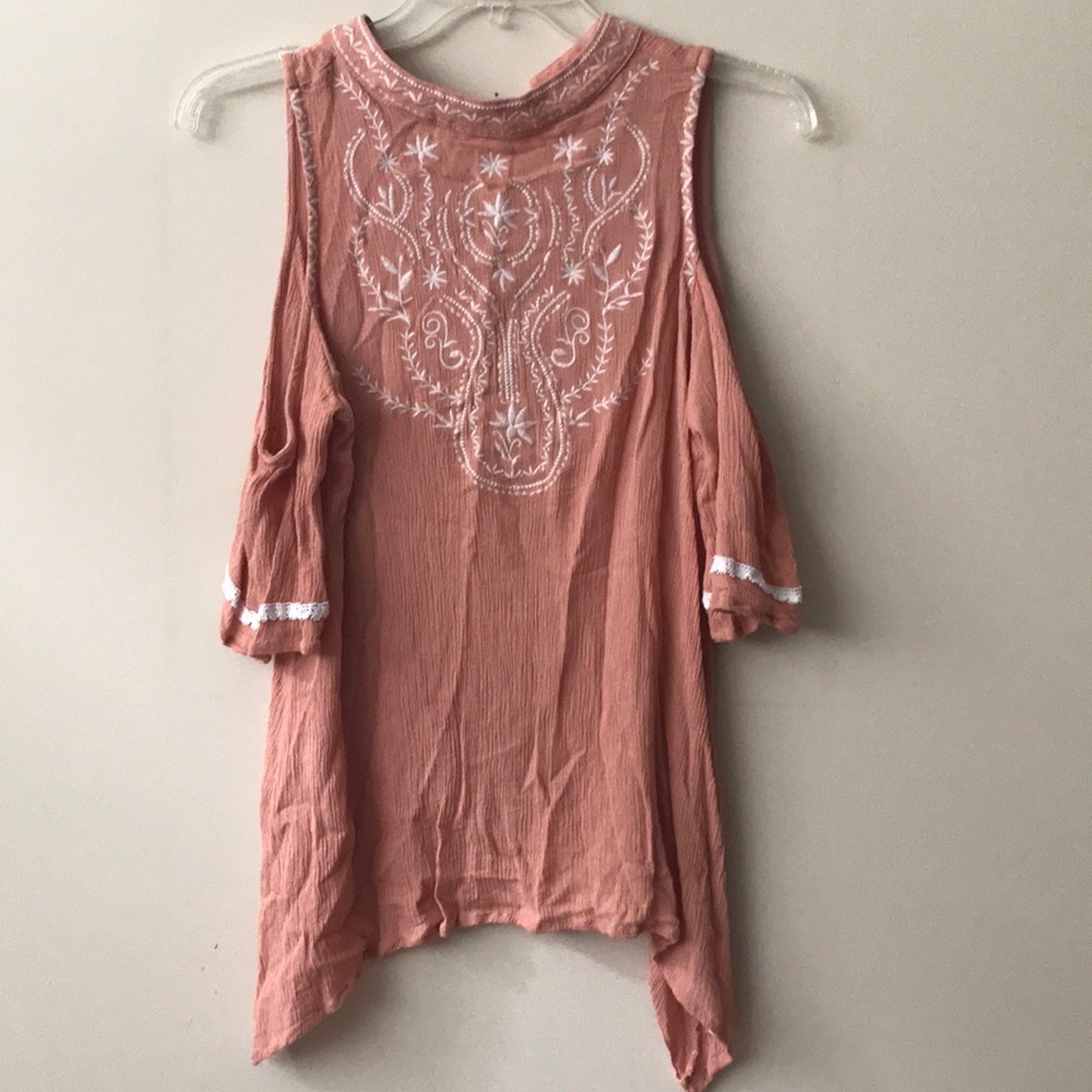 🌸Boutique Blush Off-the-Shoulder Top🌸